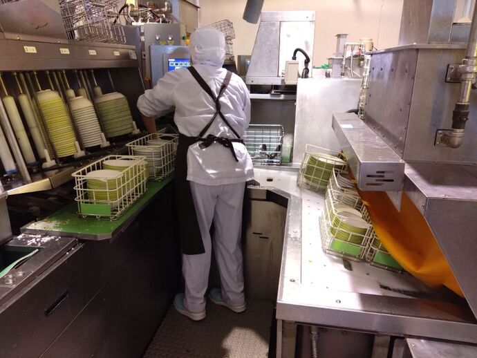 画像:学校給食センター永山調理所での食器洗浄機の様子(1)