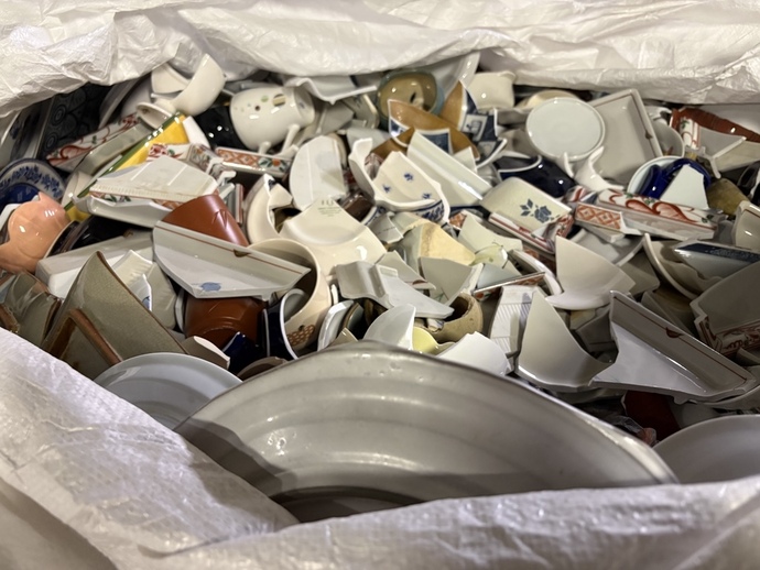 画像:割れた食器の画像