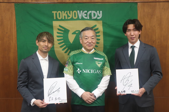 写真　宮原選手、林選手、市長でスリーショット