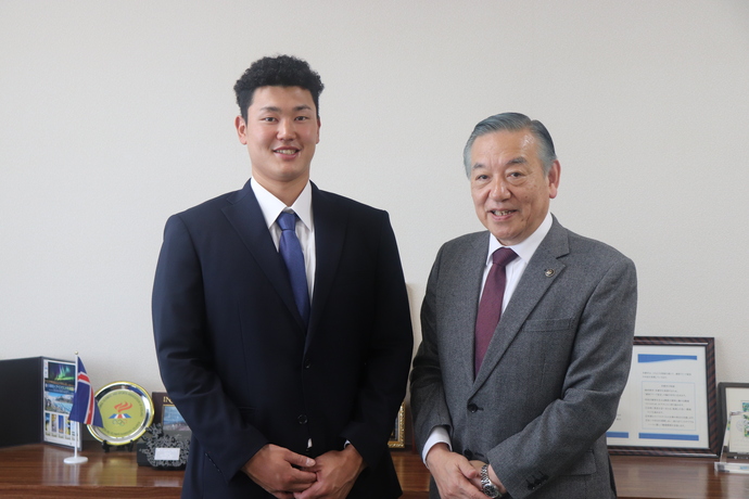 写真　左：金子選手、右：阿部市長