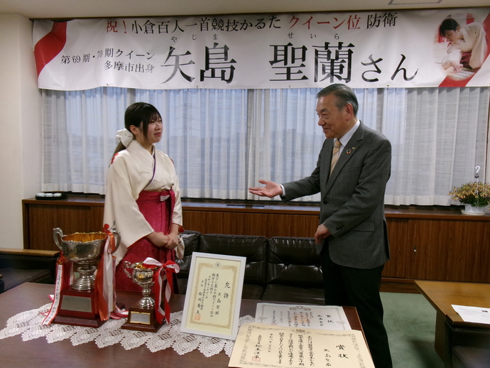 市長と歓談する矢島さん