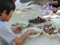 竹笛づくりをする子どもの写真