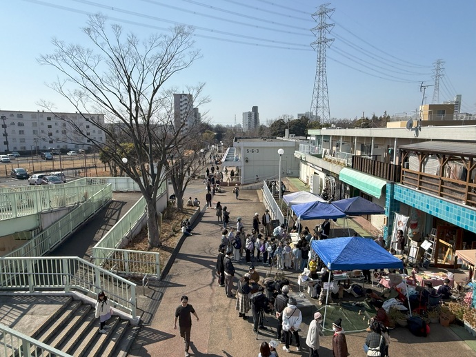 写真：諏訪名店街が「子どもマルシェ」の実施により賑わっている様子