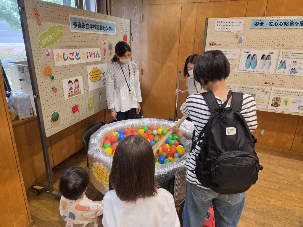 にぎわうブース内