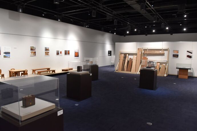 展覧会会場内の様子（出入口側から）写真