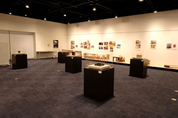 展覧会会場内の様子（奥側から）写真