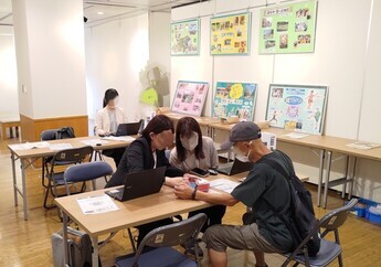 相談する様子