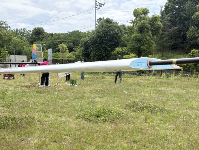 写真:桜美林大学多摩アカデミーヒルズの広場で行われた新型機体のテストフライトの様子(4)