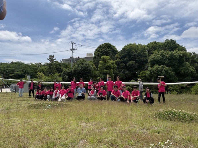 写真:桜美林大学多摩アカデミーヒルズの広場で行った新型機体のテストフライトの様子(集合写真)