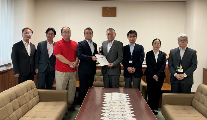 議会の評価を議長から市長へ手渡した際の様子