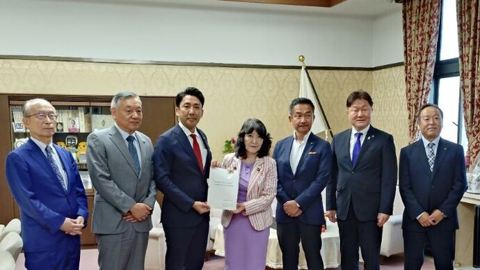 片山さつき財務大臣へ要望書を提出