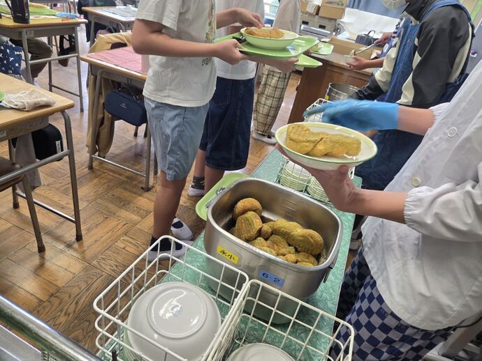 揚げパンを配膳している写真