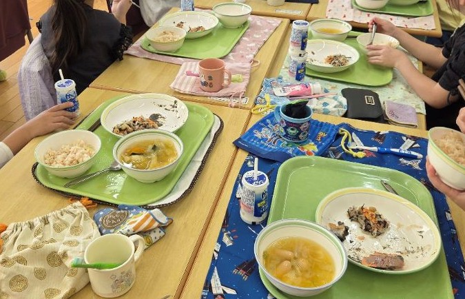 給食を食べている児童の写真